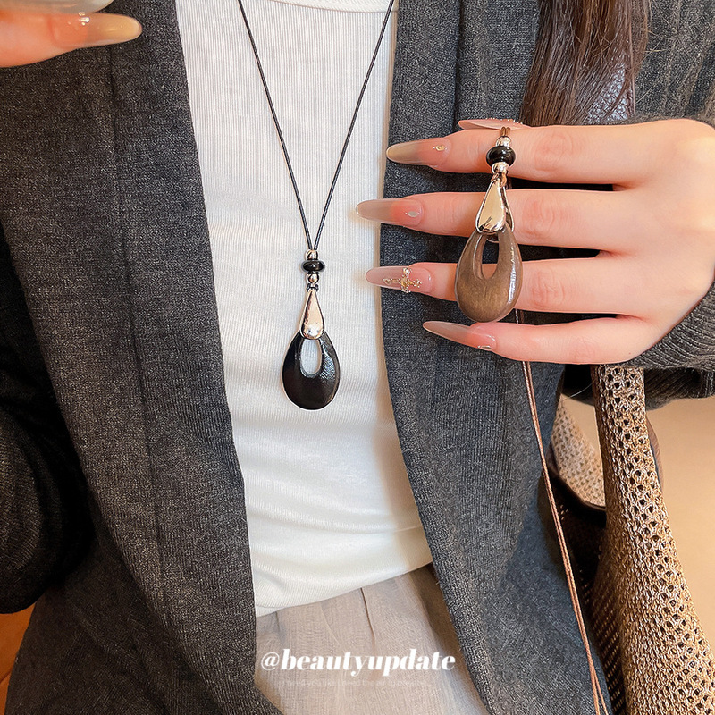 Ethnic style leather cord acrylic gradient hollow water drop necklace, unique and fashionable sweater chain, high-end vintage neck accessory