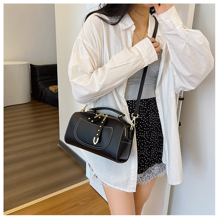This year's popular handbag for women in 2024, new high-end color contrast single shoulder crossbody bag, stylish and_voghion.com