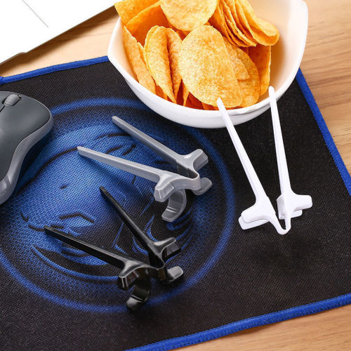 Manufacturer's finger chopsticks for lazy people, auxiliary chopsticks for holding snacks, non-dirty hand chopsticks, finger ring for playing games, lazy people's artifact