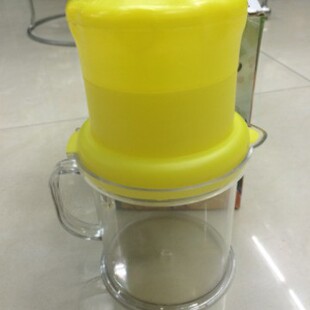 Z-818 Crystal Plastic Manual Juicer, Lemon Clip Tied Card