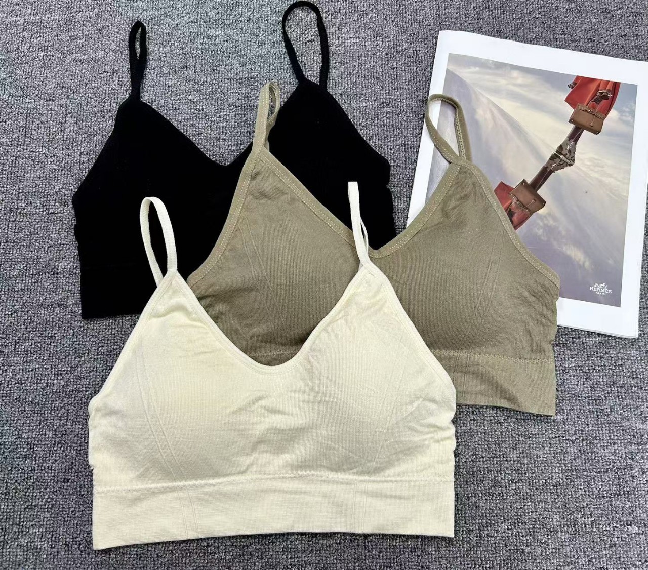 2024 verano nuevo tipo con cojín de pecho taza de látex integral de espalda belleza sujetador ropa interior de mujer en el cuerpo delgado fuera del deporte