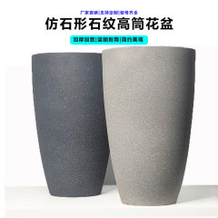プラスチックの植木鉢は厚くてシンプルです。