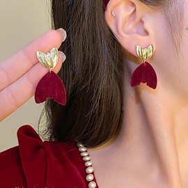 红色鱼尾耳环小众设计感高级轻奢圆脸植绒耳钉丝绒925银针耳饰