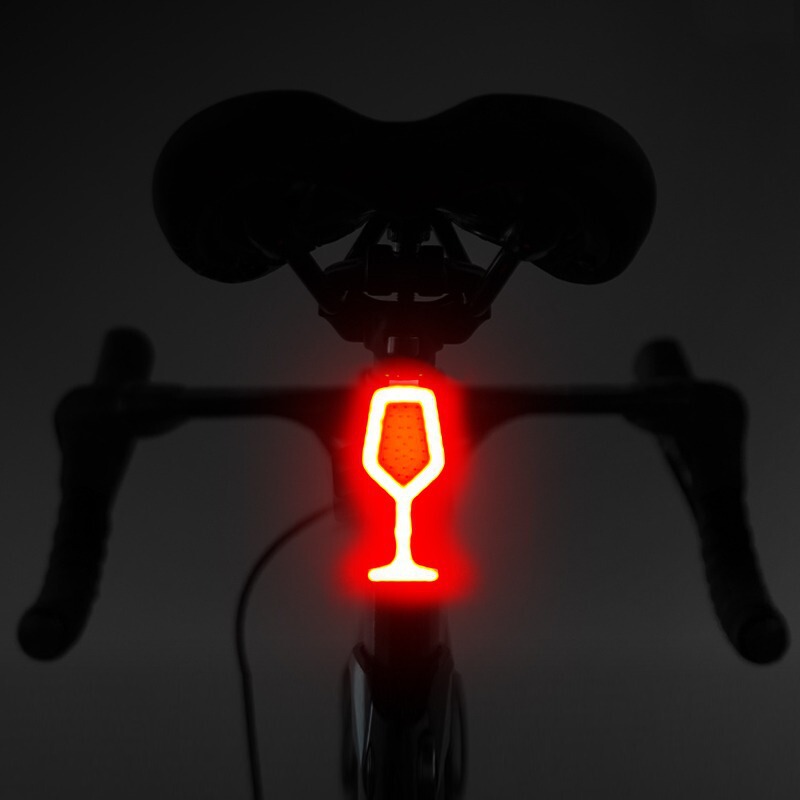 自転車用ランプのテールランプを充電します。|undefined
