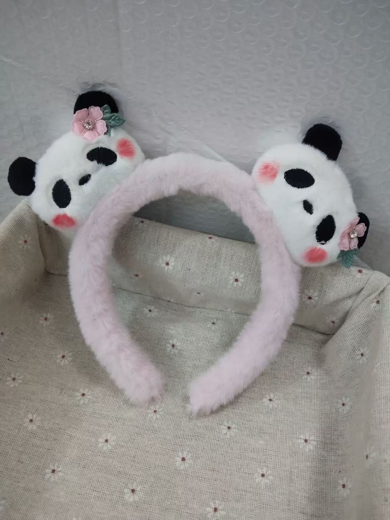 男女通用の大きいパンダのカチューシャは卸売りします。