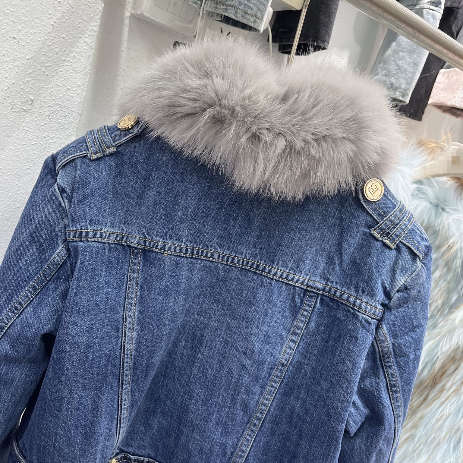 Women's Short Denim Jacket With Fox Fur Collar & Lining, Stylish Cropped Coat For Petite, Streetwear Fashion Outerwear_mkmklike.com
