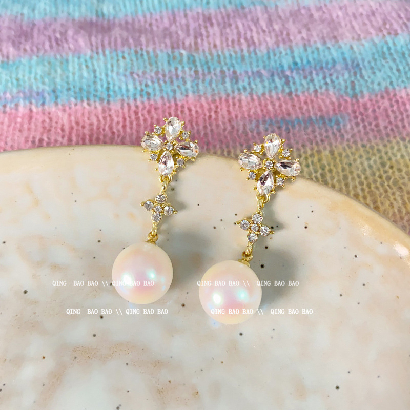 Korean sophisticated fashionable earrings with zircon pearl