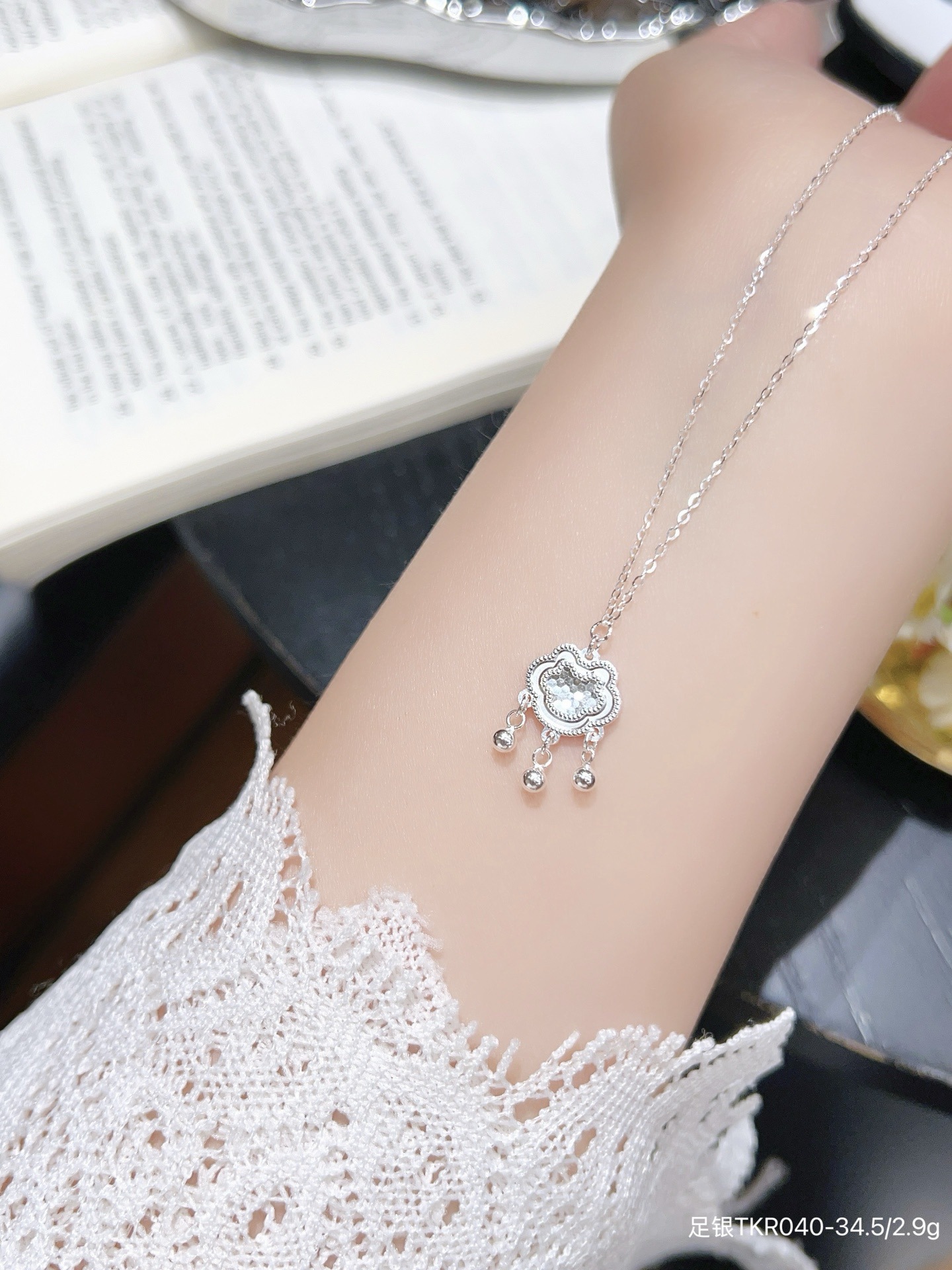 S999 plata esterlina mariposa flange collar de cuatro hojas diseño de nicho femenino de alta calidad lujo ligero cadena de clavícula para regalar a su novia