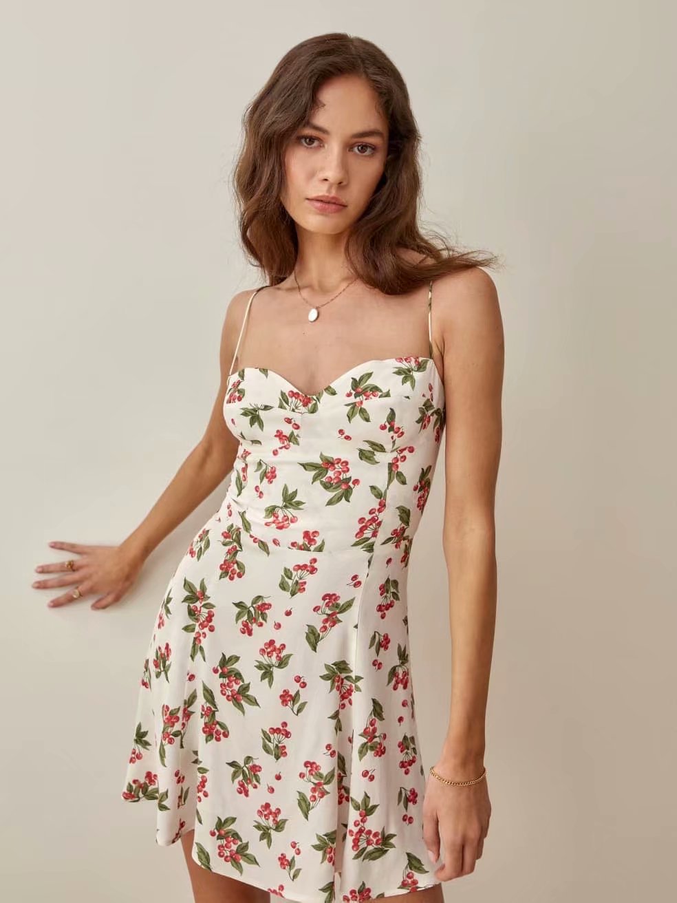 vestido corto con tirantes de gasa y cintura alta con estampado de cerezas retro NSAM54596