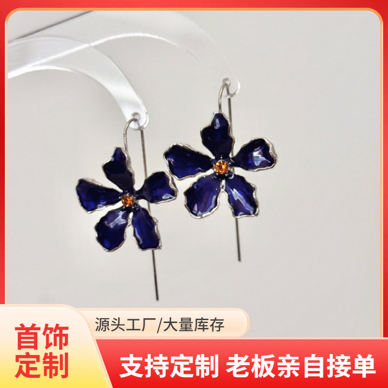 Chinese-style blue oil-drop flower earrings, a touch of luxury, niche design, high-end feel, retro and cool, exuding an elegant and atmospheric vibe