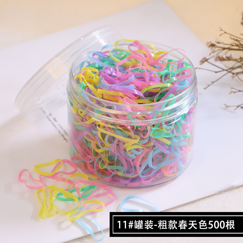 使い捨てのゴム筋の女性は髪を刺します。|undefined