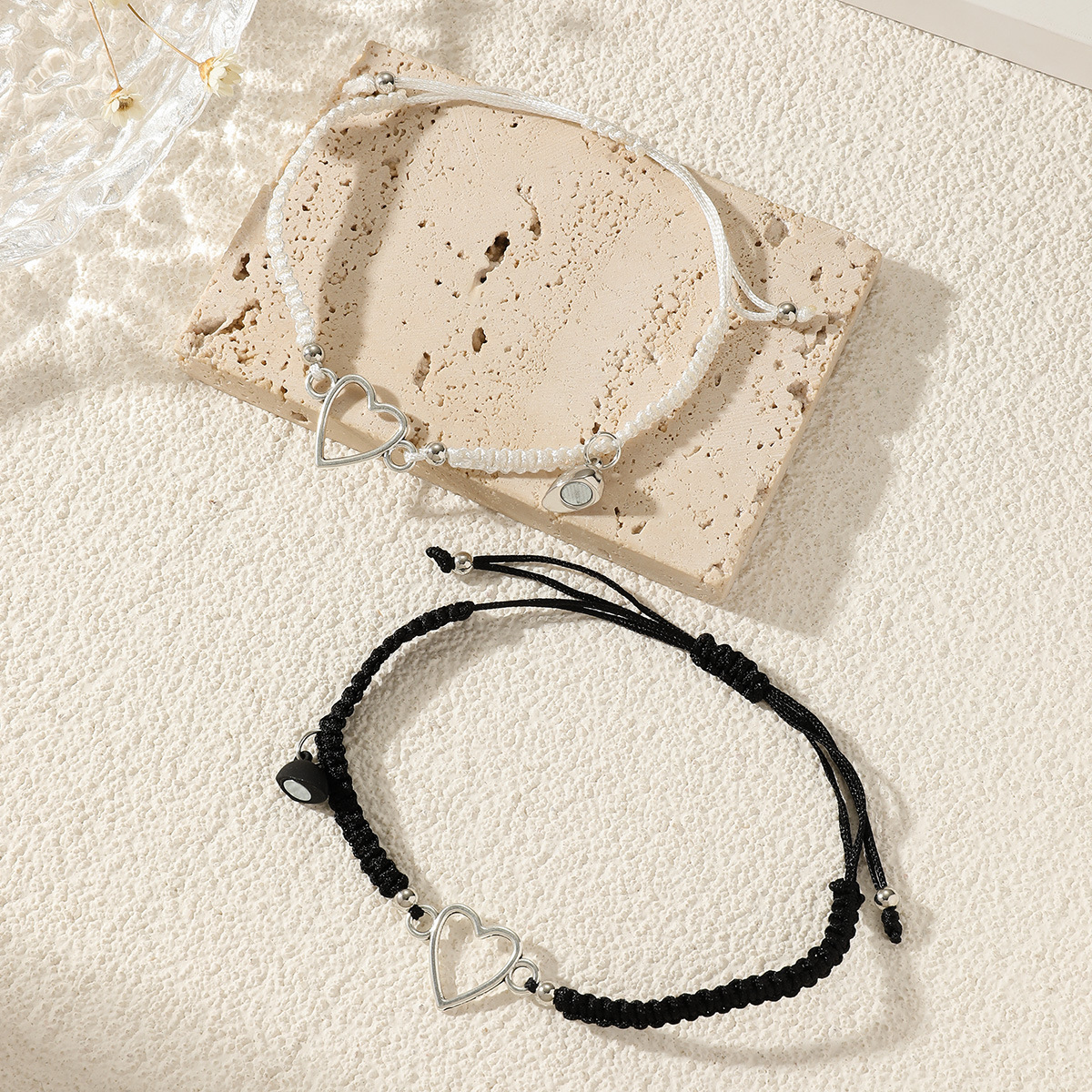 Nuevo par transfronterizo de pulsera tejida de amor hueco blanco y negro pulsera magnética de pareja de larga distancia simple
