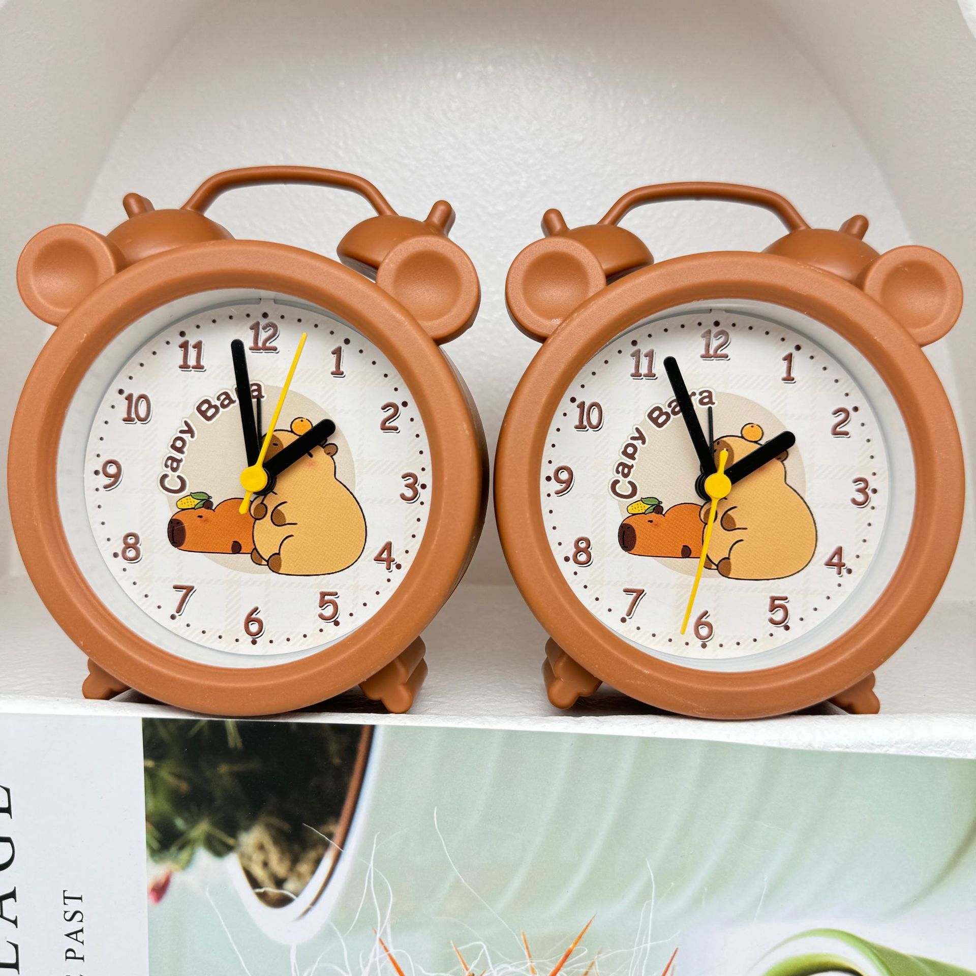 Reloj despertador con diseño de cabeza de oso capibara - Forma circular - Silencioso - Para mesita de noche y escritorio - Aspecto atractivo