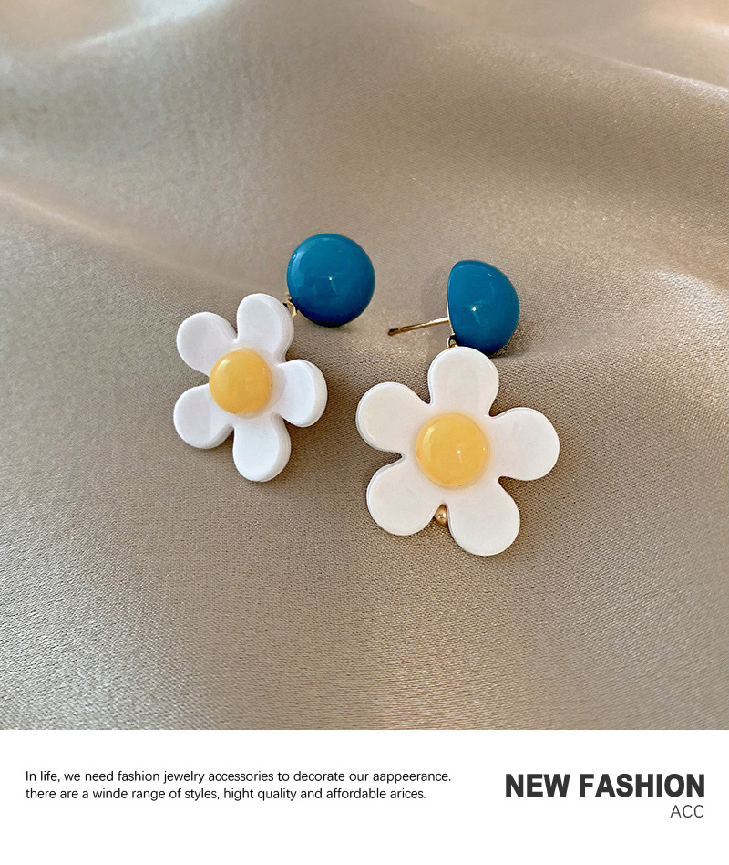 Fashion Simple Geometric Fashion Daisy Earrings Temperament Ear Jewelry display picture 5