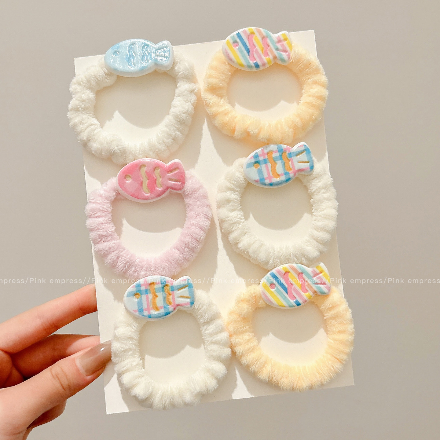 可爱奶油色小鱼毛绒发圈女2025新款扎头发头绳不伤发皮筋发绳头饰