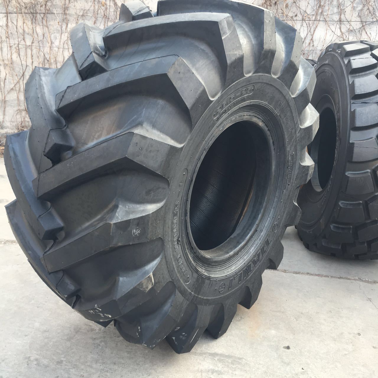 林业路拌机轮胎23.1R26 620/75R26人字21.3R26 540/65R26