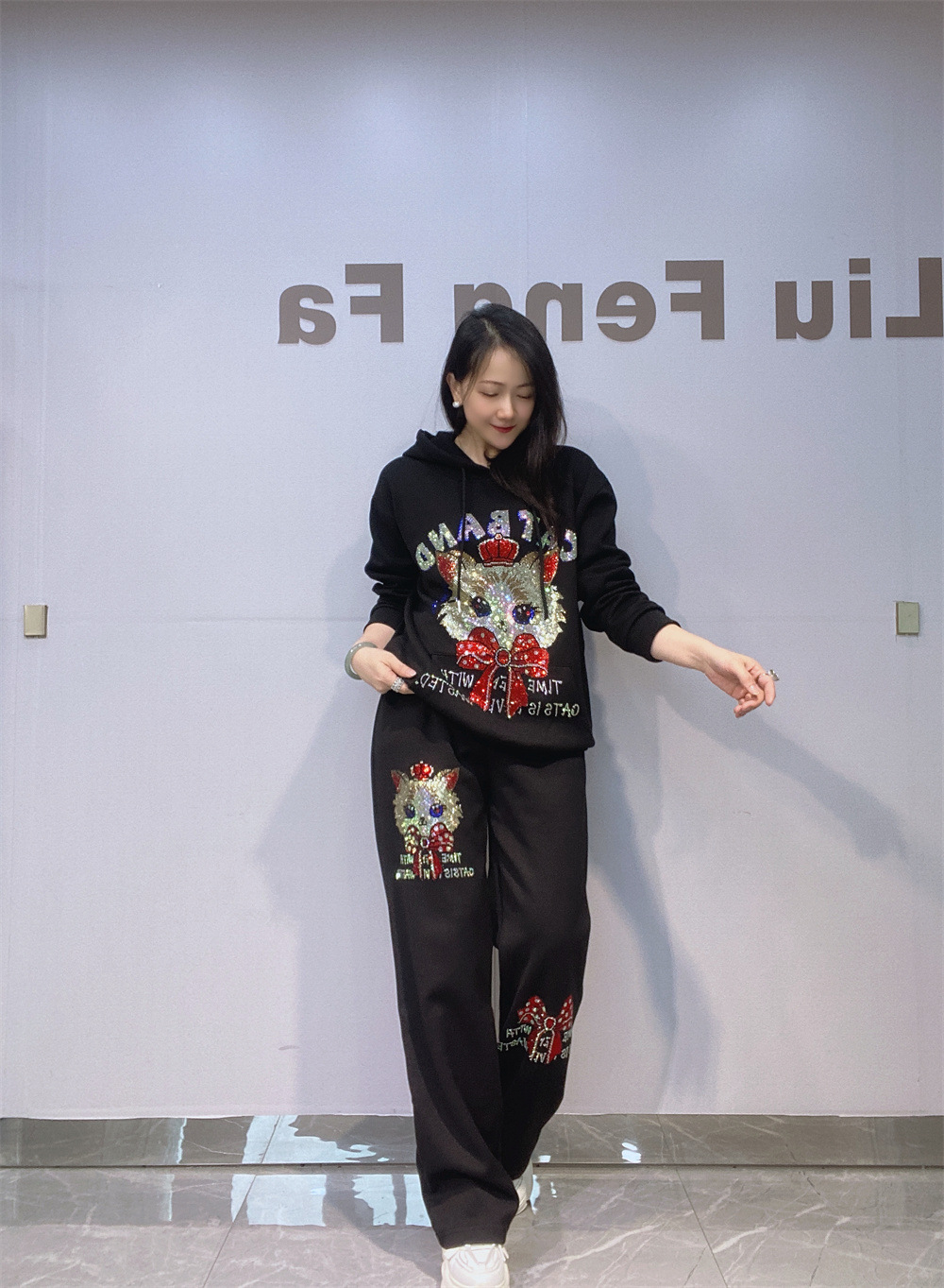 Nuevas camisas europeas y estadounidenses con sombrero de manga larga de mujeres transfronterizas de otoño y invierno con taladro caliente de trajes deportivos de tamaño grande de dos piezas