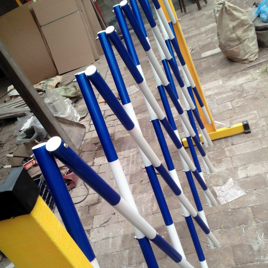 蓝白隔离围栏 伸缩式拉伸检查隔离路障 护栏 玻璃钢安全围栏装置