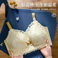 全カップの大きい胸は小さい文のブラジャーを現します。