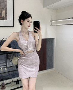 V-neck glittering， royal sister hanging neck， backless design， sense of dress， dazzling belly， nightclub short