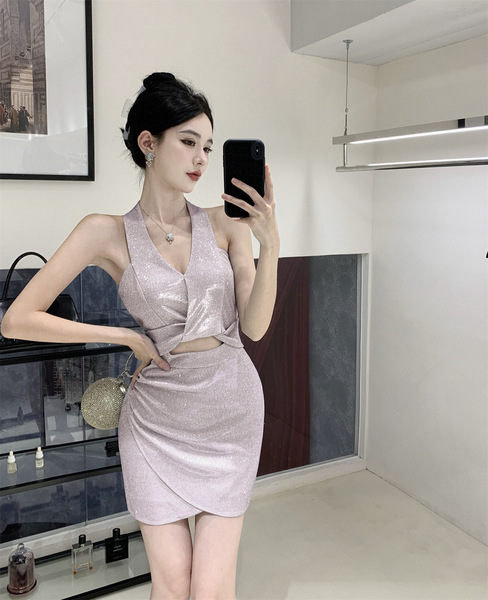 V-neck glittering, royal sister hanging neck, backless design, sense of dress, dazzling belly, nightclub short