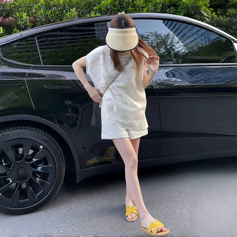 Летний комплект в зрелом стиле: кружевной топ с вырезами и шорты, стильный и модный двухкомпонентный наряд.