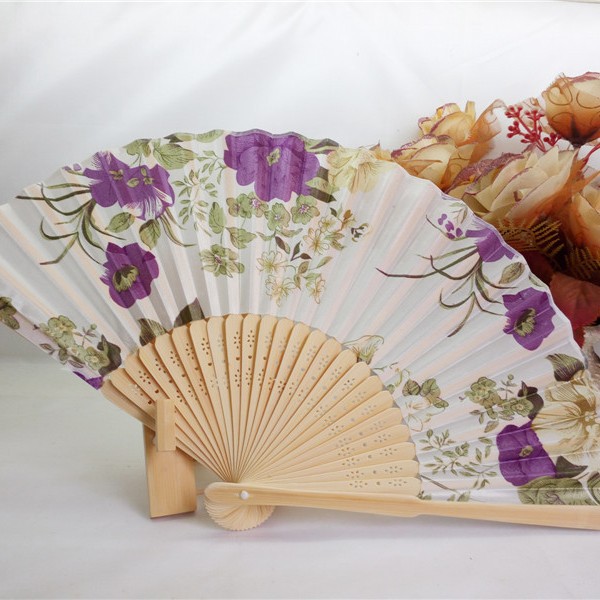 Hay en stock Changsha regalo ventilador 21cm estilo japonés bambú seda ventilador color primario hueso satén paño ventilador