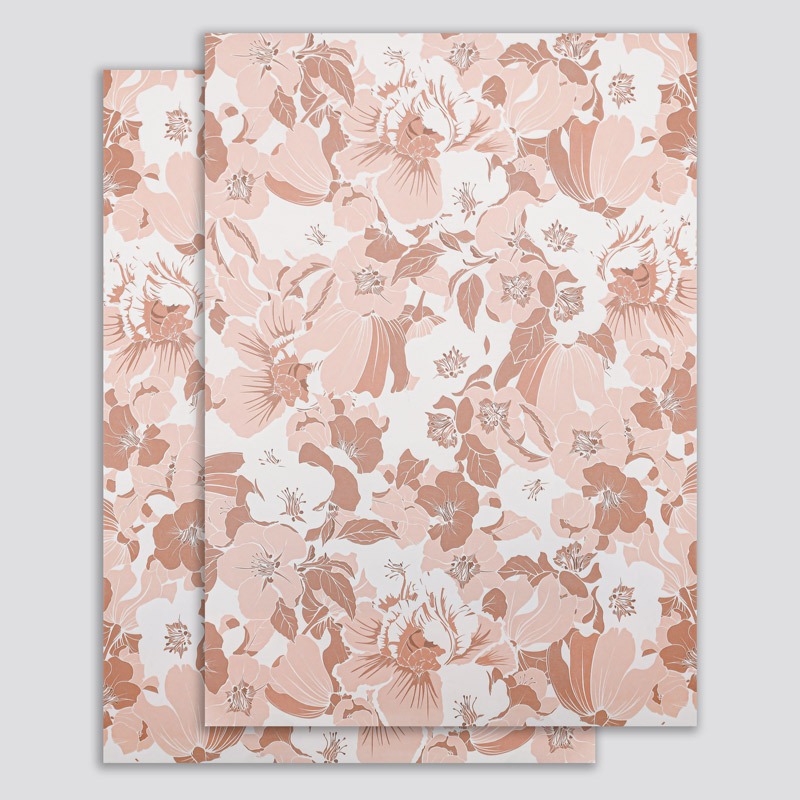 Papel de regalo floral impermeable de estilo europeo para el Día del Maestro, impreso con un elegante diseño floral para empaquetado de ramos de regalo en floristerías.