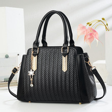 ��ɫ�������Լ���д�����б����¿�ʱ��Ůʿ��������ͨ��Ůbags