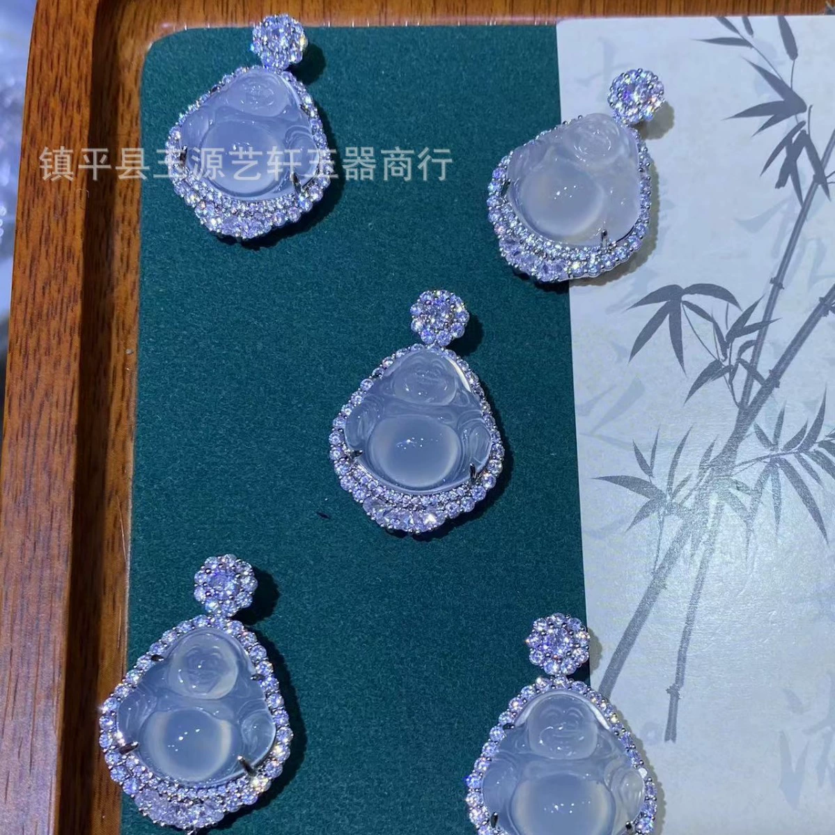 Новое колье в китайском стиле с подвеской в виде маленького Будды из чалcedония, инкрустированного серебром, и агатом, имитирующее нефрит, в женском стиле, с эффектом «большого живота» Будды.