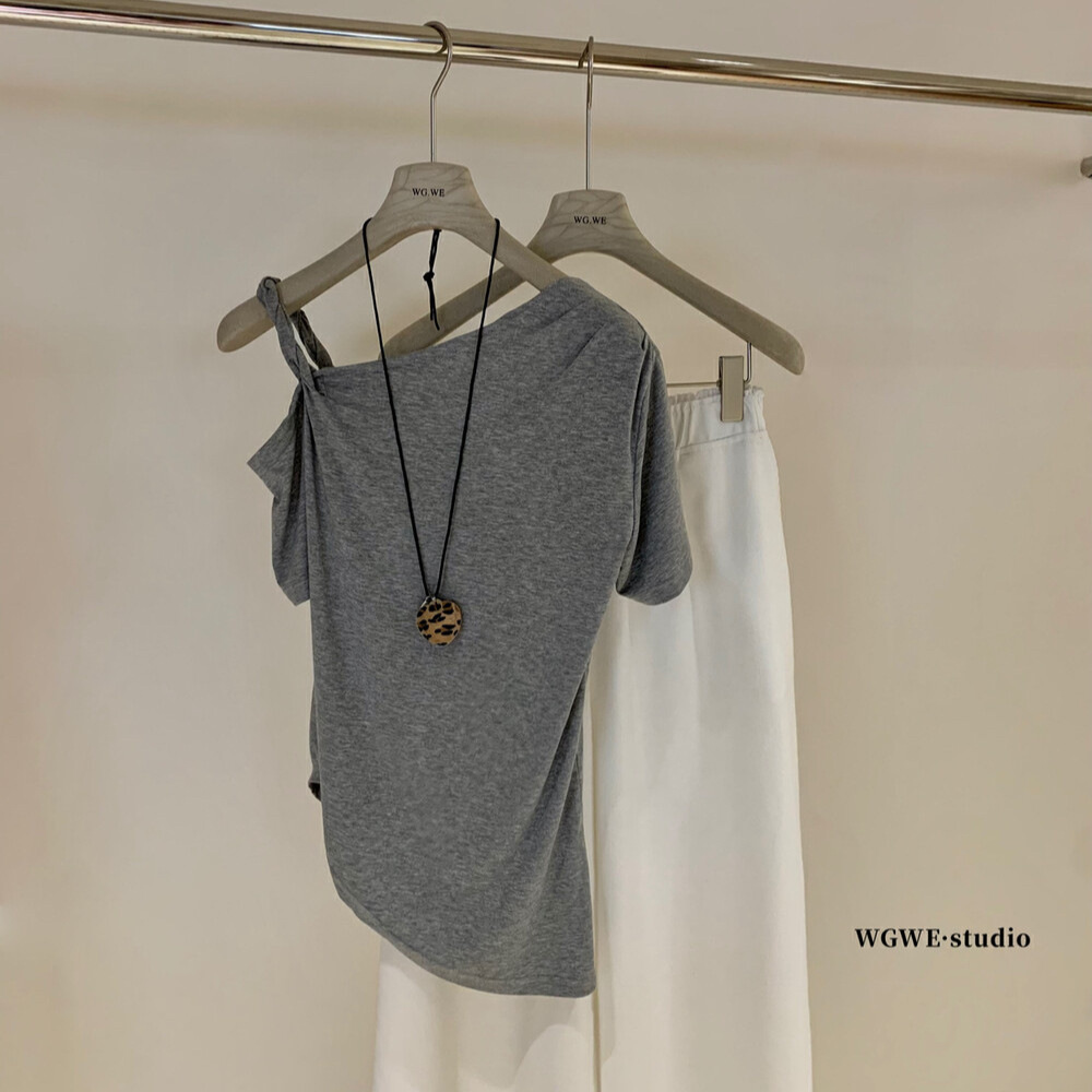 WGWE Camiseta coreana de manga corta Xia retorcido hombro inclinado cuello de una palabra método de uso múltiple diseño sentido camiseta de papel W5779
