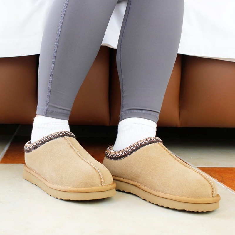 Pantoufles d'hiver chaudes antidérapantes pour femmes en plein air, mini bottes de table imperméables, bottines courtes en cuir, chaussures à enfiler en peluche_voghion.com