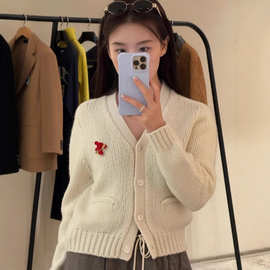 25年秋季新款手工凯旋家别针小标针织长袖单排扣V领开衫宽松毛衣