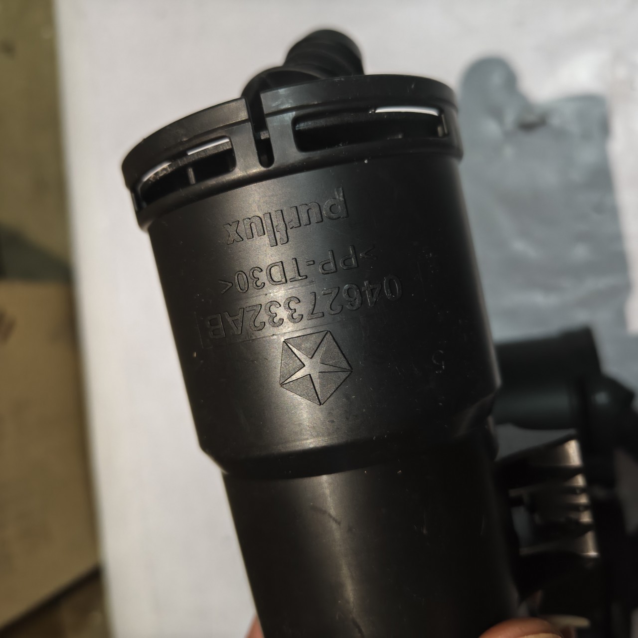 04627332AB 4627332AB is suitable for the Cherokee carbon canister solenoid valve, vapor canister, and carbon canister filter element