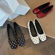 С�ڸ��Ų���ƽ�׵�Ь�¿�Ů������������ɫǳ�ڵ�Ьƽ������Ь