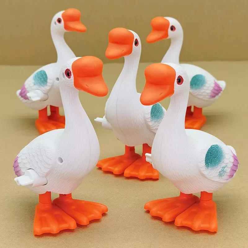 Малыш учится лазить по белой гусиной сети красная детская развивающая игрушка