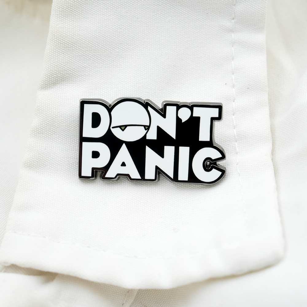 Значок-пин Don't Panic черный