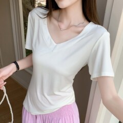 H167木デイルvネック半袖女性夏の怠惰でゆるいtシャツの肩のファッションは半袖上着のシャツを着ている
