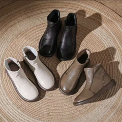 秋の冬の2024の新型のベルベットの中高年の女性靴の柔らかい皮のブーツの女性のショートブーツの柔らかい底のお母さんの靴の工場は卸売りします。
