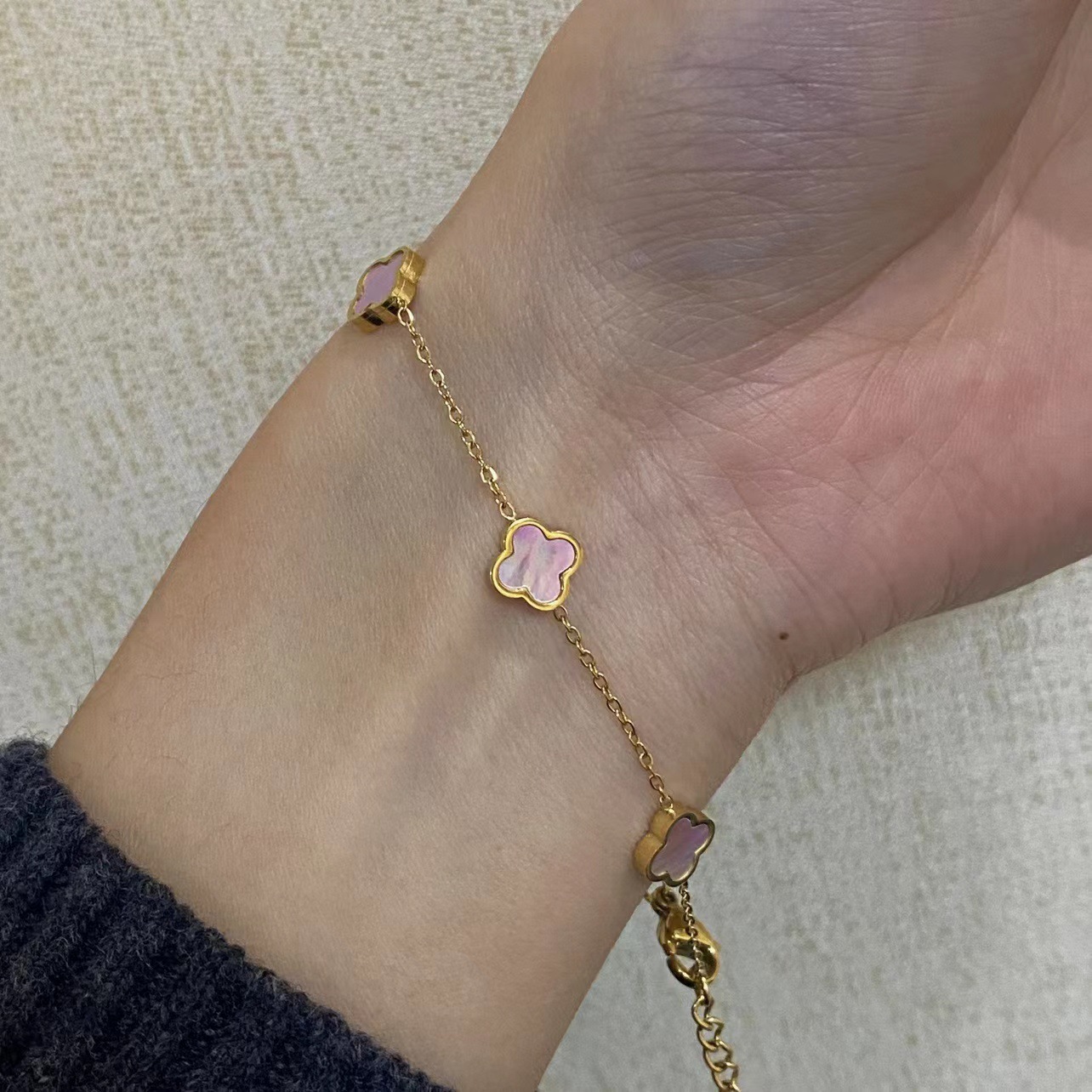 Golden Five-Flower Clavicle Chain for Women, Double-Sided Four-Leaf Clover Bracelet, Versatile and Elegant, Titanium Steel Valentine's Day Gift, Fresh and Sweet