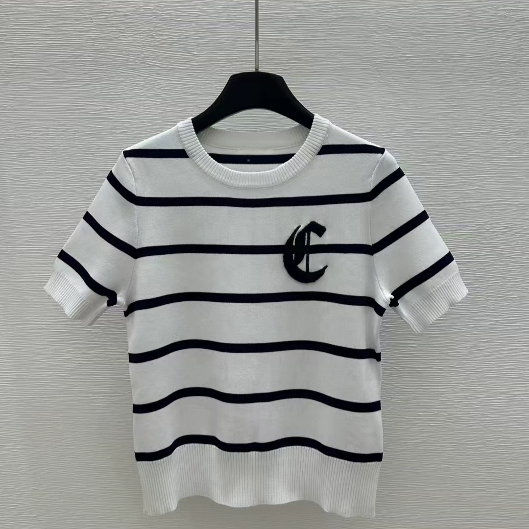 Изготовленная на заказ женская трикотажная фабрика с короткими рукавами и круглым вырезом в полоску с вышивкой и чертежами и образцами для обработки небольших партий.