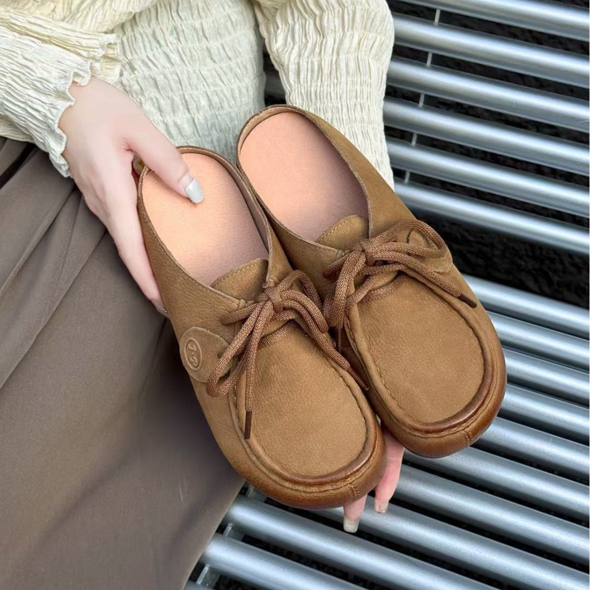 Giày mule nữ da bò mũi kín, đế cao su bệt, phong cách Birkenstock thu 2025 — kaki