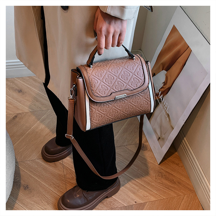 Women's Small Pu Leather Solid Color Lingge Vintage Style Classic Style Magnetic Buckle Crossbody Bag display picture 22