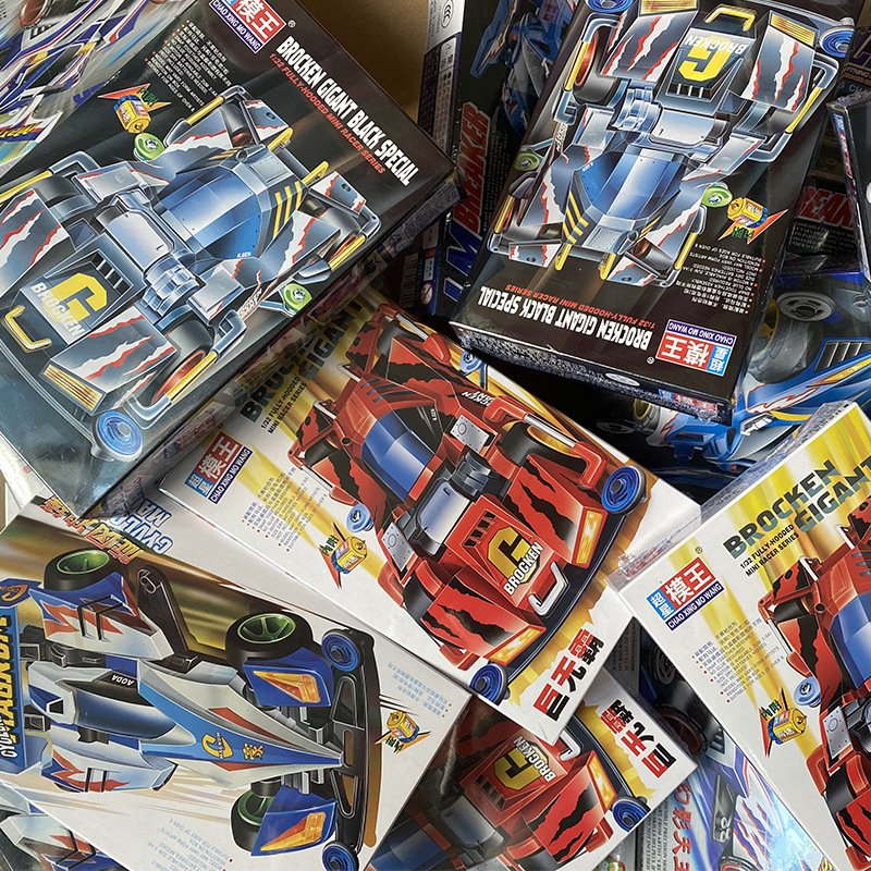 Assembled four-wheel drive superstar model king charge war god devil commander whirlwind charge Youth Science and Education racing model