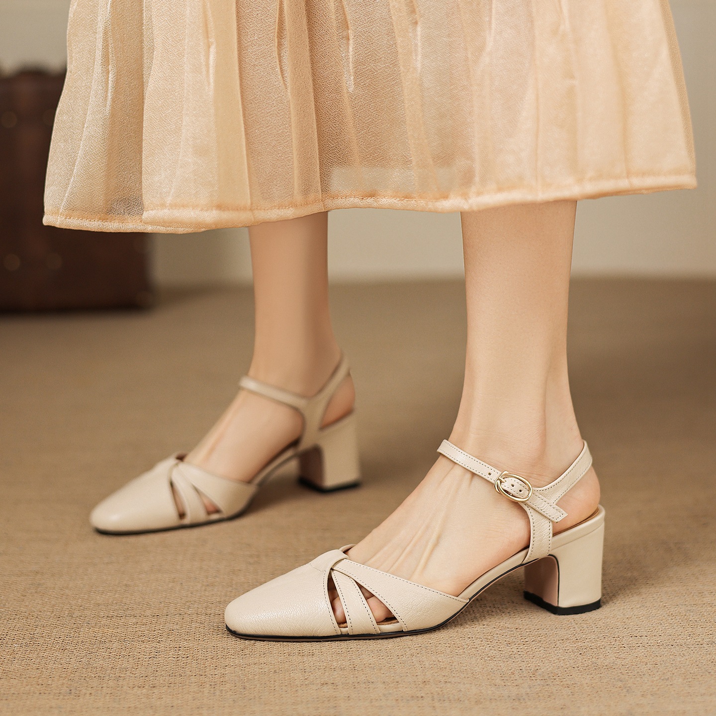 Sandal nữ quai ngang mũi kín gót vuông ổn định — màu be