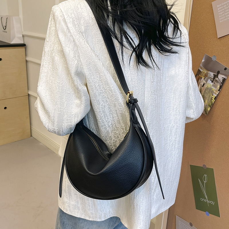 Bolso de mochila simple y popular, bolso de mujer de estilo extranjero 2024, nuevo verano coreano, bolso de hombro casual de color sólido.