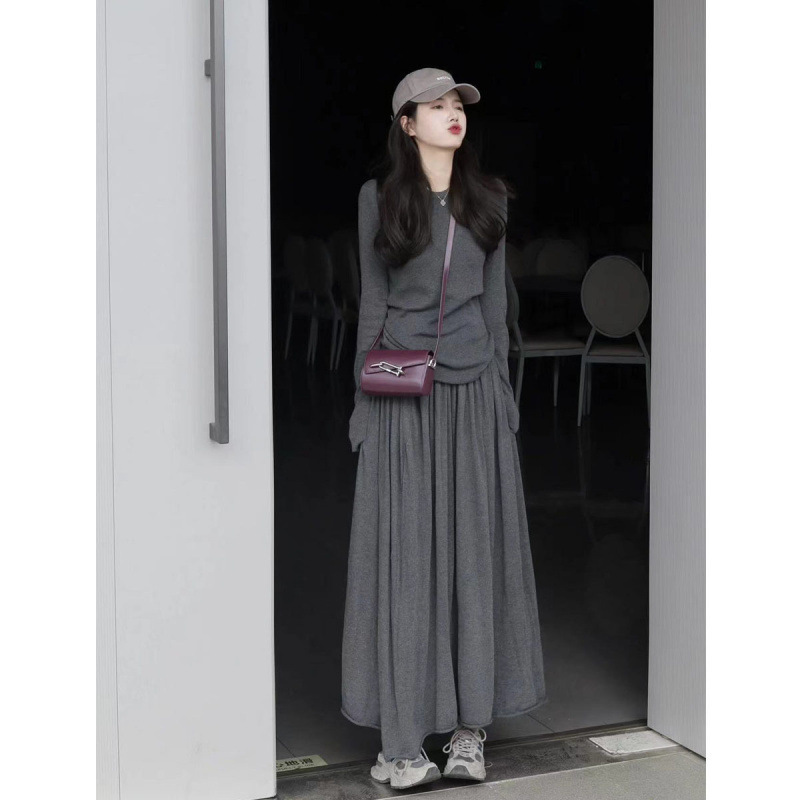 小柄でおしゃれな韓国ドラマは新型の女性服の春の新作感とスカートのセットを着ています。|undefined