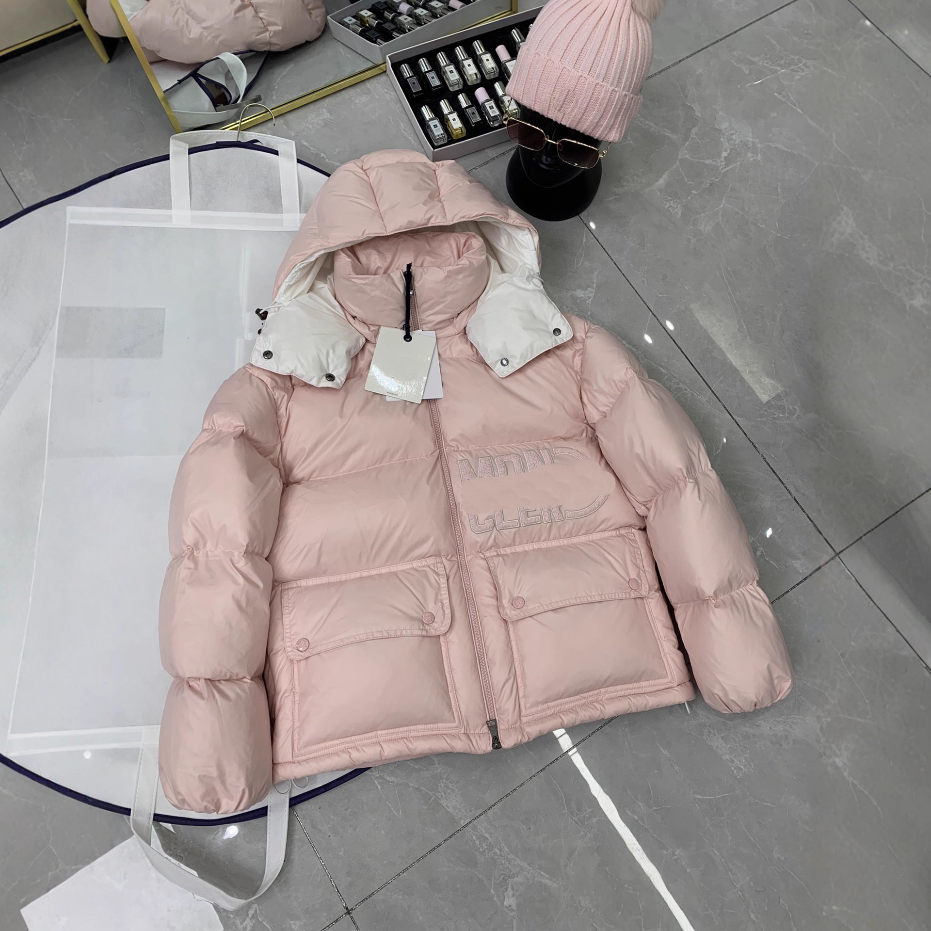 FW23 새로운 두꺼운 m 독 다운 재킷 여성 빅 거위 짧은 카키 블랙 빵 재킷 90 화이트 구스 다운