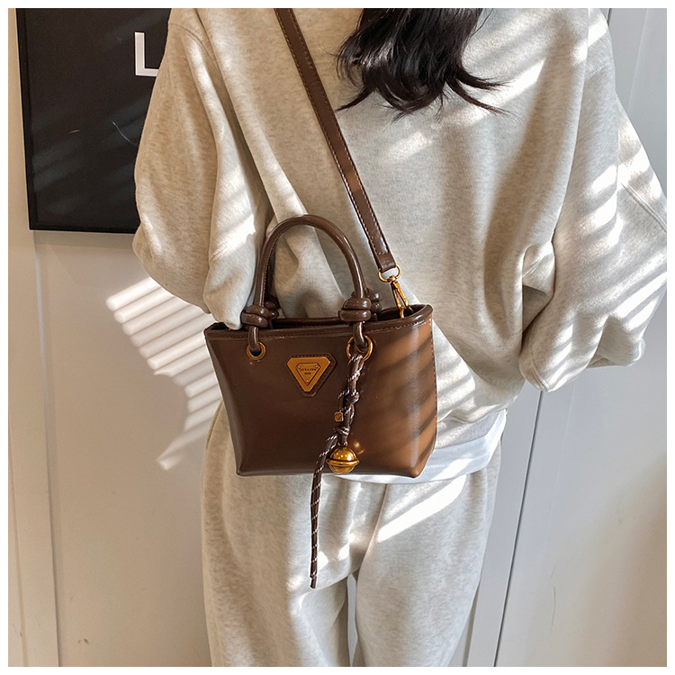 Autumn and winter fashion hand-held bucket bag for women, Korean retro and high-end style, versatile single-shoulder bag, 2024 niche casual women's bag undefined