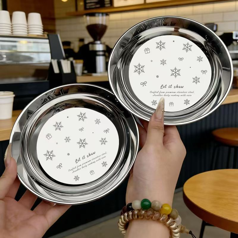 Ins-style snowflake stainless steel round plate, glossy mirror finish, for home use, suitable for serving meals, preparing food, grilling, displaying bones, desserts, and snacks Ins-style snowflake stainless steel round plate, glossy mirror finish, for home use, suitable for serving meals, preparing food, grilling, displaying bones, desserts, and snacks